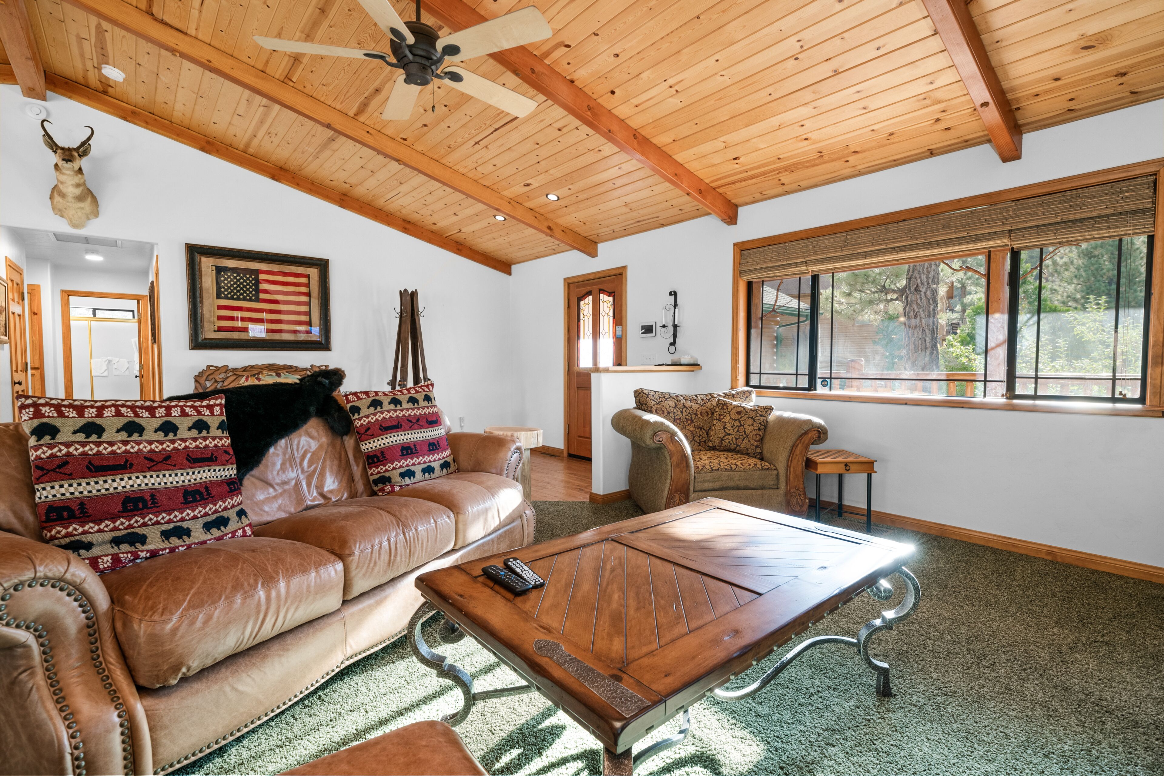 Castle Glen -Luxurious mountain home in a fantastic location, complete with game room and hot tub!