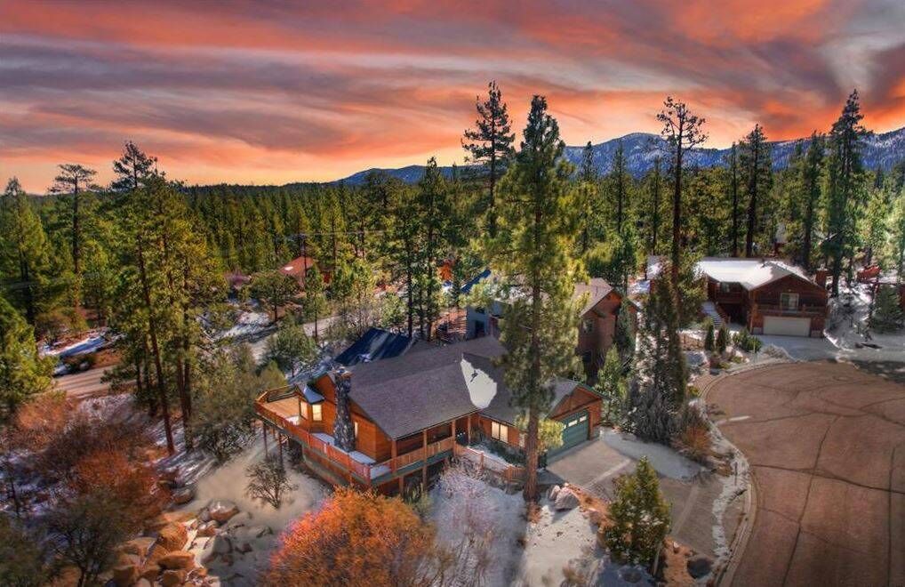 Castle Glen -Luxurious mountain home in a fantastic location, complete with game room and hot tub!