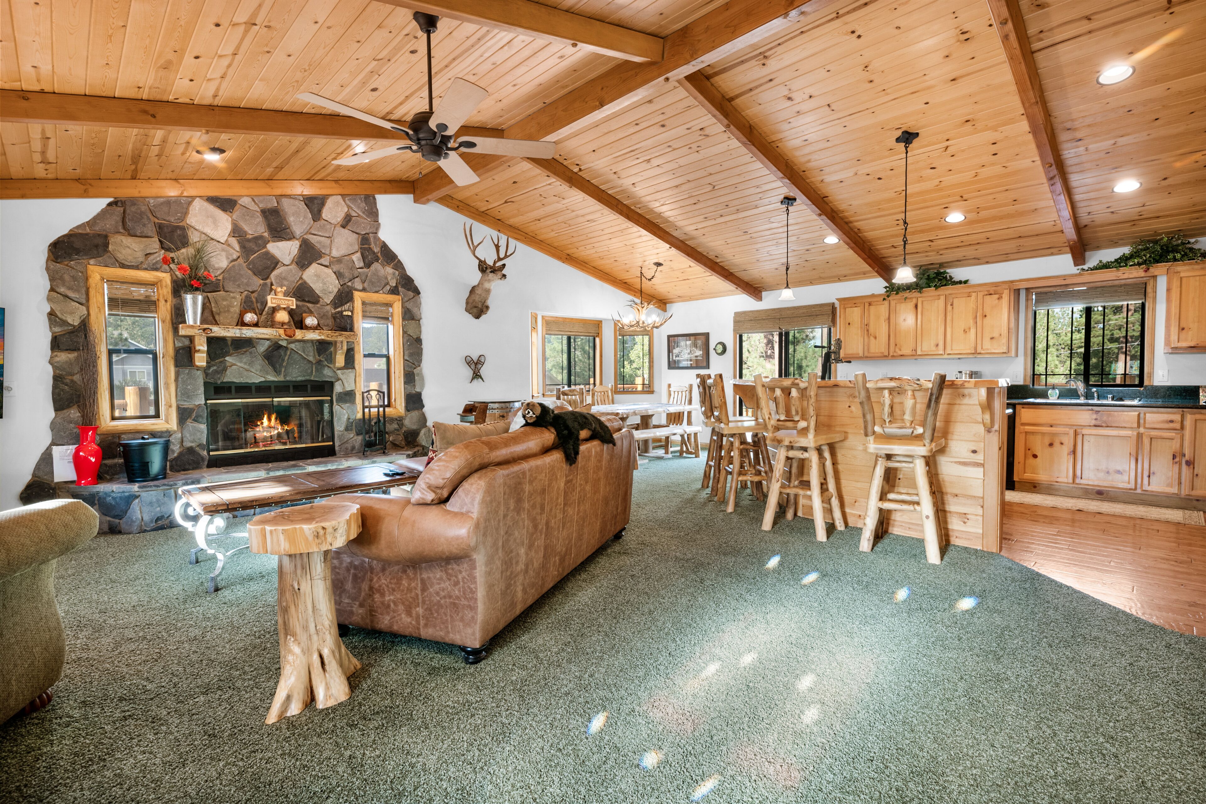 Castle Glen -Luxurious mountain home in a fantastic location, complete with game room and hot tub!