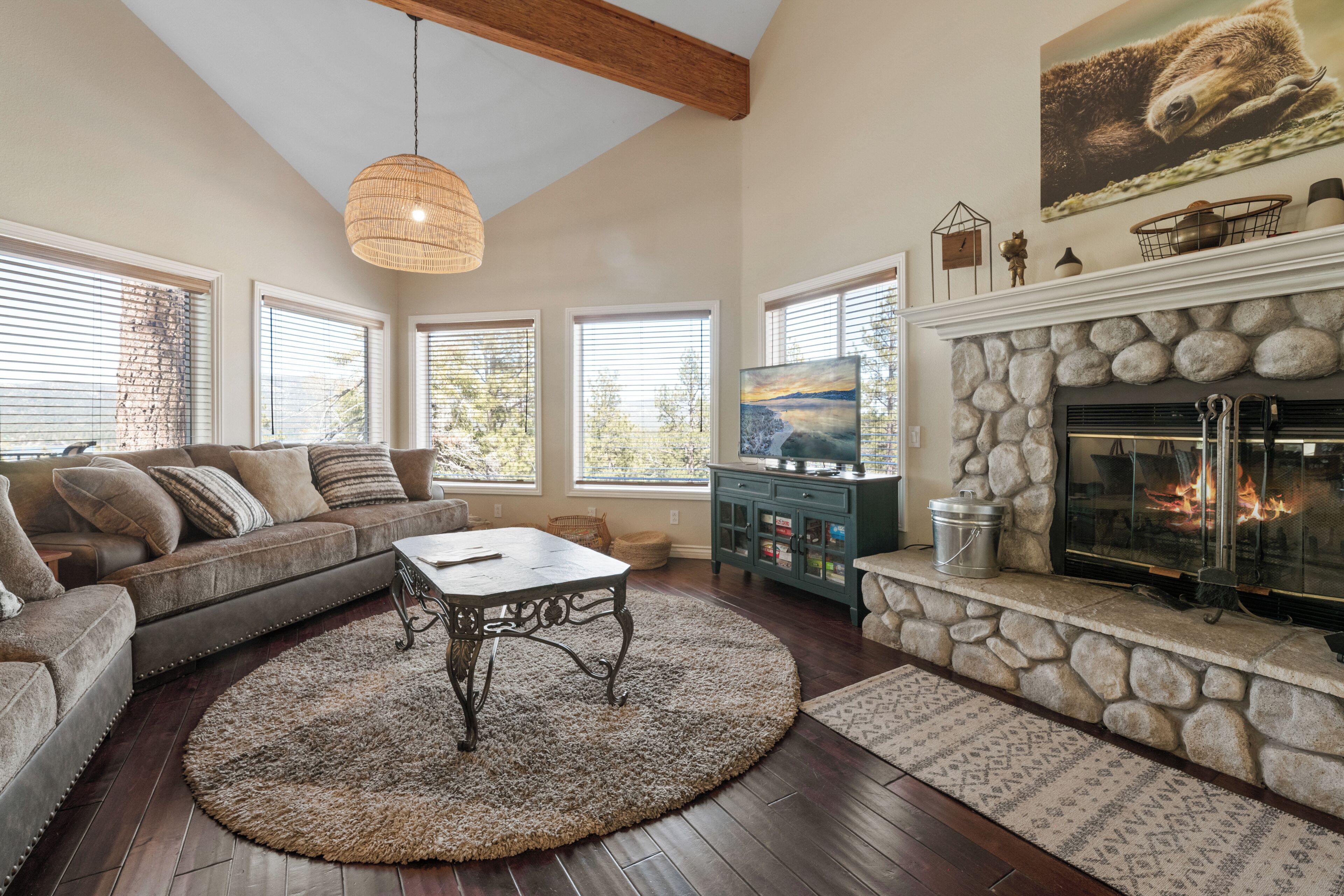 BB Lake View Lodge - Gorgeous Lakeviews, Hot Tub, Jetted Tub, and Firepit!