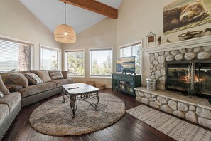 Smart TV, fireplace - BB Lake View Lodge - Hot Tub, Fire Pit, Lake View, Walk to Village (Big Bear Lake)