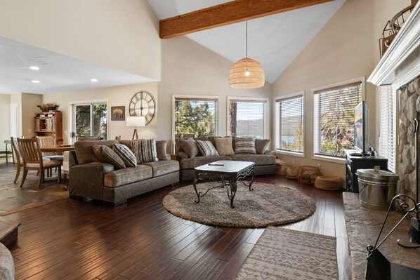 Smart TV, fireplace - BB Lake View Lodge - Hot Tub, Fire Pit, Lake View, Walk to Village (Big Bear Lake)