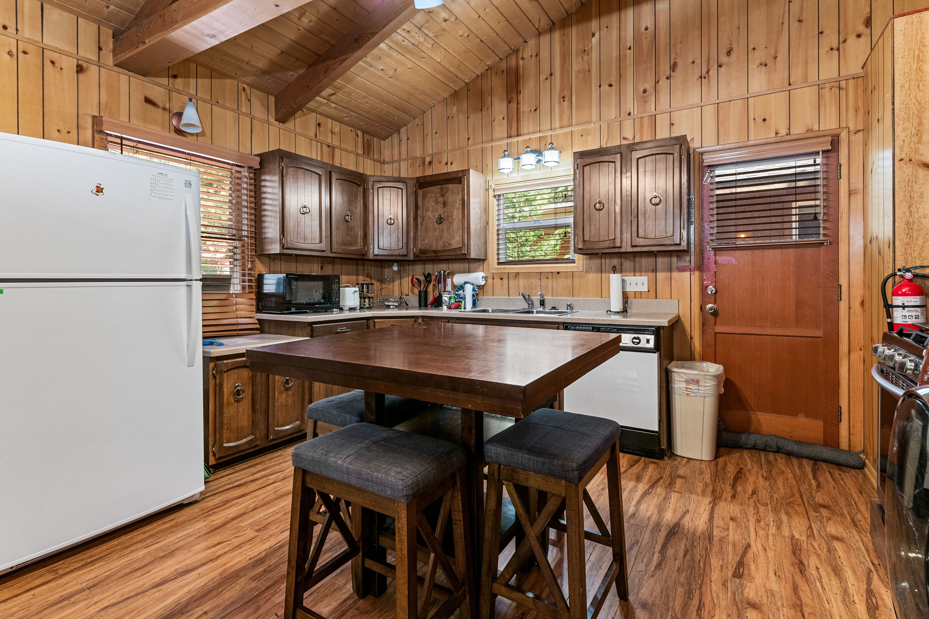 Peter Pan Lodge - Quiet and cozy cabin perfect for a mountain getaway!