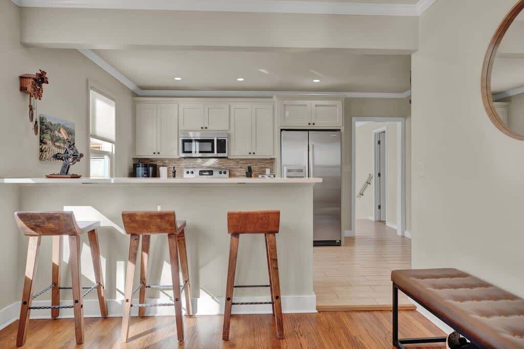 Wasserkocher mit Kaffee-/Teezubehör, Kühlschrank, Mikrowelle, Ofen