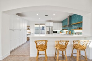 Kylskåp, mikrovågsugn, ugn och spishäll