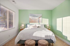 3 habitaciones, escritorio y tabla de planchar con plancha 