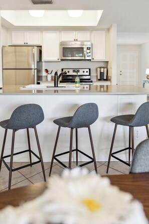 Fridge, microwave, oven, stovetop - Wonderful 3 bedroom/2 bath, close to everything! (Scottsdale)