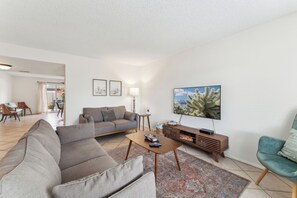 Smart TV, video games - Wonderful 3 bedroom/2 bath, close to everything! (Scottsdale)