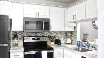 Réfrigérateur, four à micro-ondes, un four, surface de cuisson