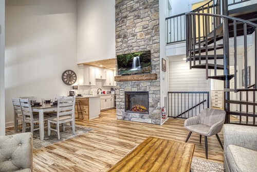 Downtown Gatlinburg ~ 3Bed/3Bath ~ Pool~Wifi~Sleeps 8~ Walk Everywhere