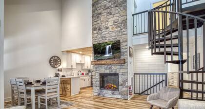 Downtown Gatlinburg ~ 3Bed/3Bath ~ Pool~Wifi~Sleeps 8~ Walk Everywhere