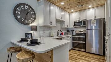 Réfrigérateur, four à micro-ondes, un four, surface de cuisson