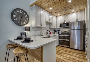 Fridge, microwave, oven, stovetop - New Build Downtown Gatlinburg ~ 3Bed/3Bath ~ Pool~Wifi~Sleeps 8~ Walk Everywhere (Gatlinburg)