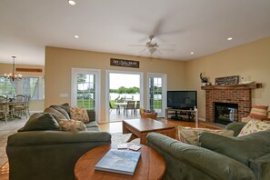 Smart TV, fireplace, video games, DVD player - Tranquil Beautiful Waterfront Near Historic St. Michaels & Royal Oak (easton)
