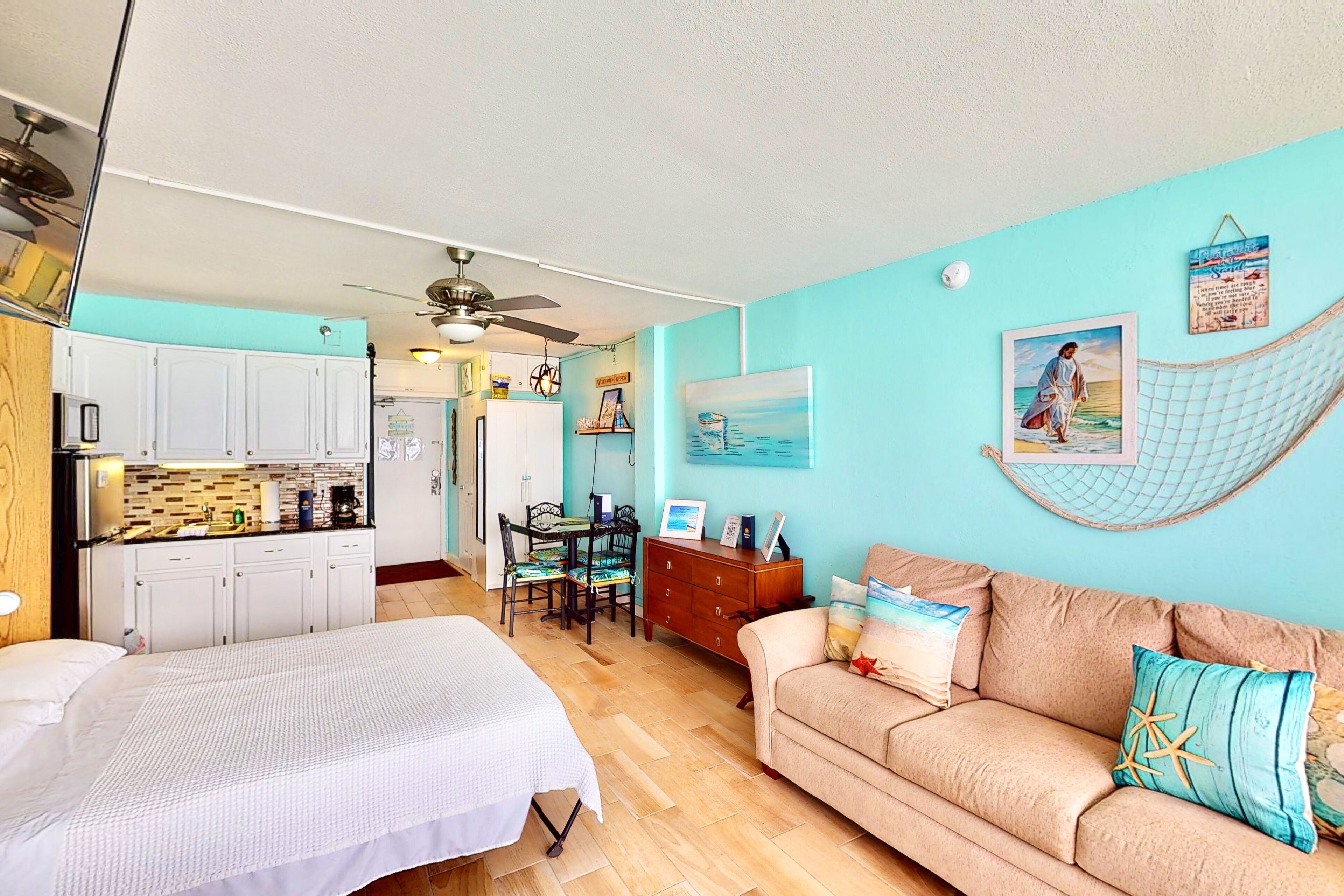 Beachfront condo with great ocean views, WiFi, & kitchenette - snowbird friendly