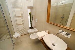 Douche, sĂšche-cheveux, bidet, serviettes fournies