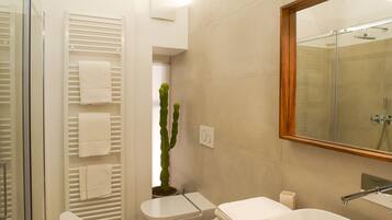 Dusche, Haartrockner, Bidet, Handtücher