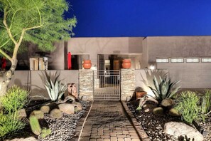 Property grounds - Desert Tranquility 4 Bedroom with Heated Pool (Scottsdale)
