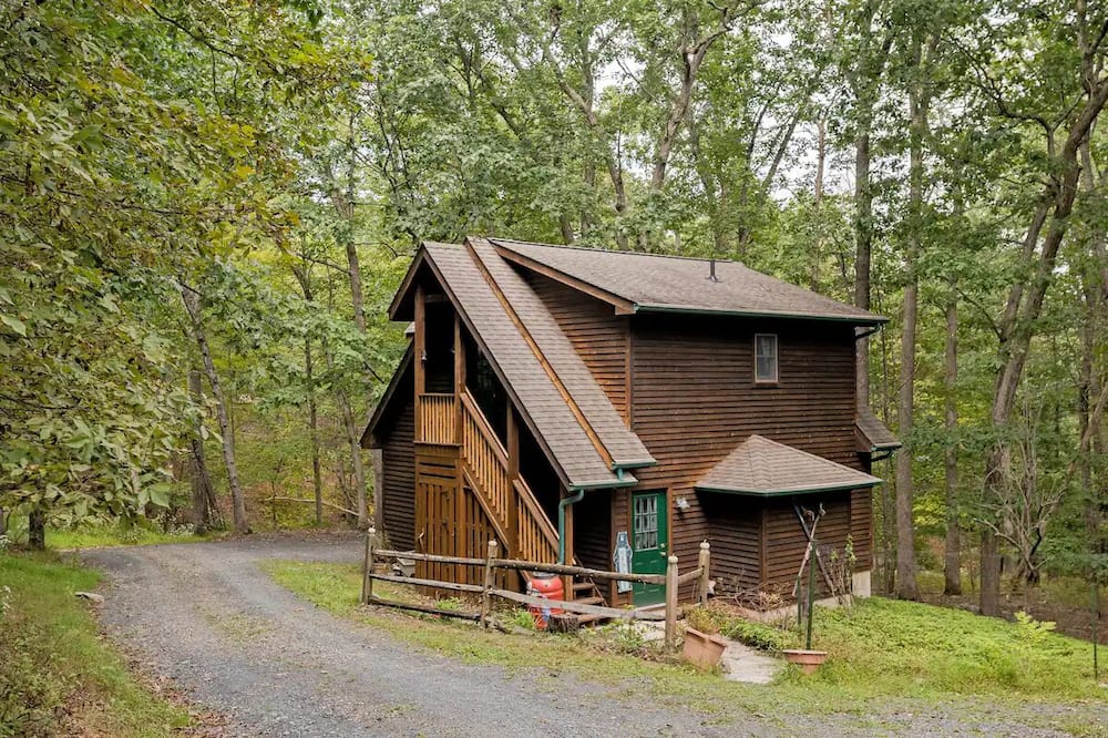 Cozy carriage house - private home near skiing