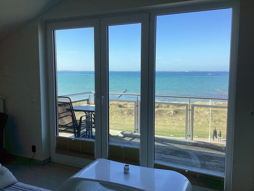 2 balconies directly by the sea, living room, fireplace, 1 bedroom, kitchen, modern bathroom with shower/WC, washing machine.