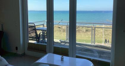 2 balconies directly by the sea, living room, fireplace, 1 bedroom, kitchen, modern bathroom with shower/WC, washing machine.