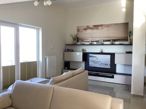 Smart TV, fireplace