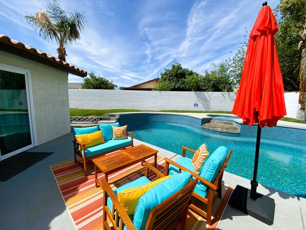 Een buitenzwembad en een verwarmd zwembad