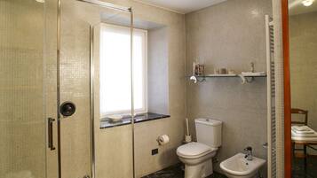 Dusche, Haartrockner, Bidet, Handtücher