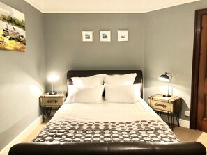 6 bedrooms, iron/ironing board, travel cot, free WiFi - Short stay summer breaks available!! (St Davids)