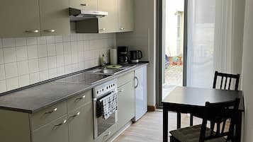 Fridge, oven, stovetop, coffee/tea maker