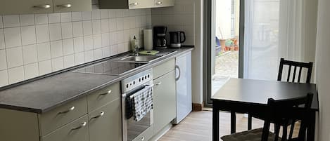 Fridge, oven, stovetop, coffee/tea maker