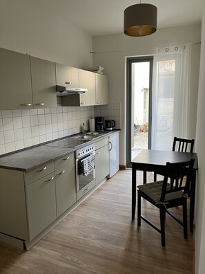 Fridge, oven, stovetop, coffee/tea maker - Live in the center, enjoy peace and quiet (Greifswald)