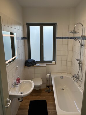Combined shower/bathtub, towels, toilet paper - Live in the center, enjoy peace and quiet (Greifswald)