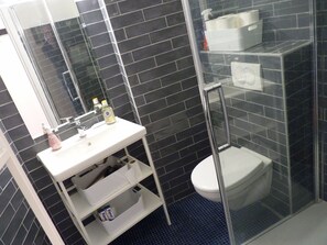 Shower, toilet paper - Sol-y-Days le Flamant, Ground floor apartment facing the sea (Le Grau-du-Roi)