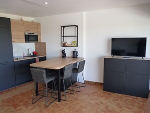 ثلاجة، ميكروويف، فرن، ماكينة لصنع القهوة/الشاي