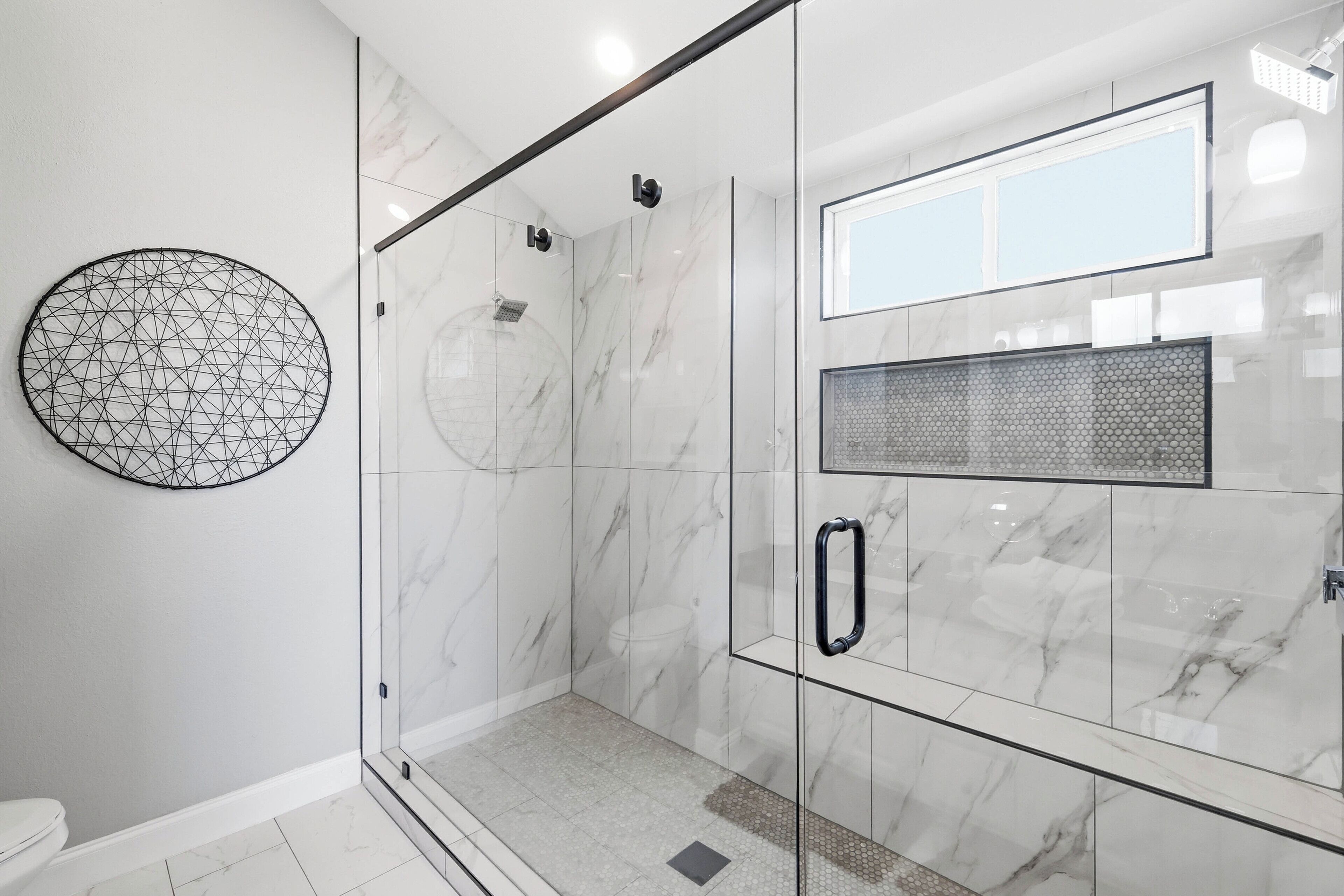 Combined shower/tub, hair dryer, towels, shampoo