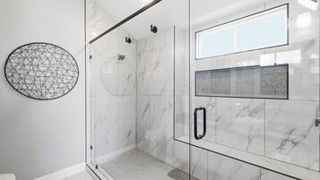 Combined shower/tub, hair dryer, towels, shampoo