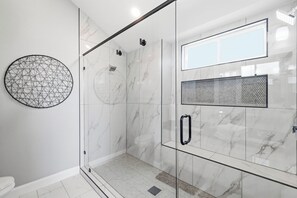 Combined shower/bathtub, hair dryer, towels, shampoo