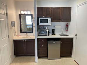 Luxury Single Room | Private kitchen | Mini-fridge, microwave, coffee/tea maker