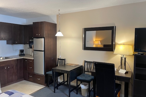 Singola Standard (Standard Kitchenette) | Area soggiorno | TV LCD 32 pollici con canali via cavo, TV