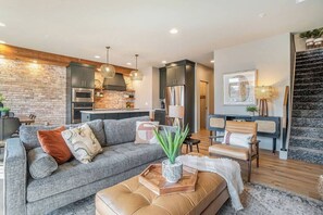 Televisión, chimenea, oficina