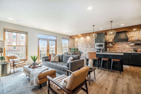 Fernseher, Kamin, Arbeitsbereiche