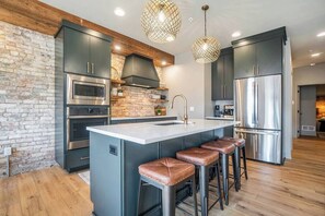 Refrigerador, microondas, horno, placa de cocina