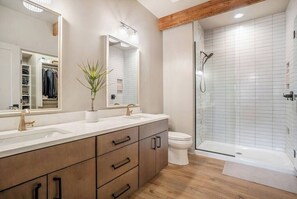 Badewanne, Haartrockner, Handtücher