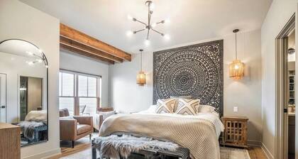 Evelyn 201: Modern 2-Story Condo with Private Terraces in Downtown Holland
