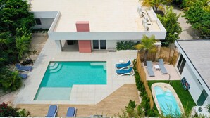 A modern house with a swimming pool, sun loungers, and a small garden. - Boca Catalina Beach 1 Bed/Kitchen Private Pool (Noord)