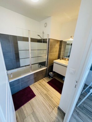 Badekar, hårføner og toalettpapir