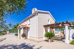 Exterior - Villa with pool and garden (Bajčići)
