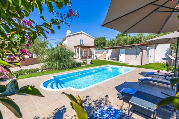 Pool - Villa with pool and garden (Bajčići)