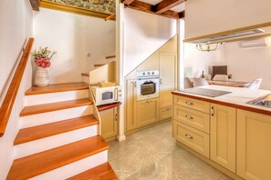 冷蔵庫、電子レンジ、オーブン、コンロ